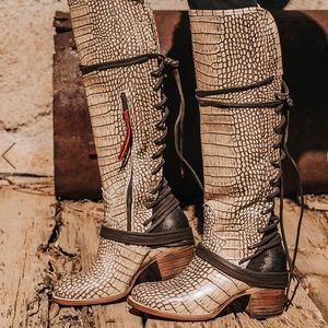 Freebird Coal Beige Croco size 8 LIKE NEW